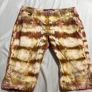 Tie-dye capris with floral patterns on pockets